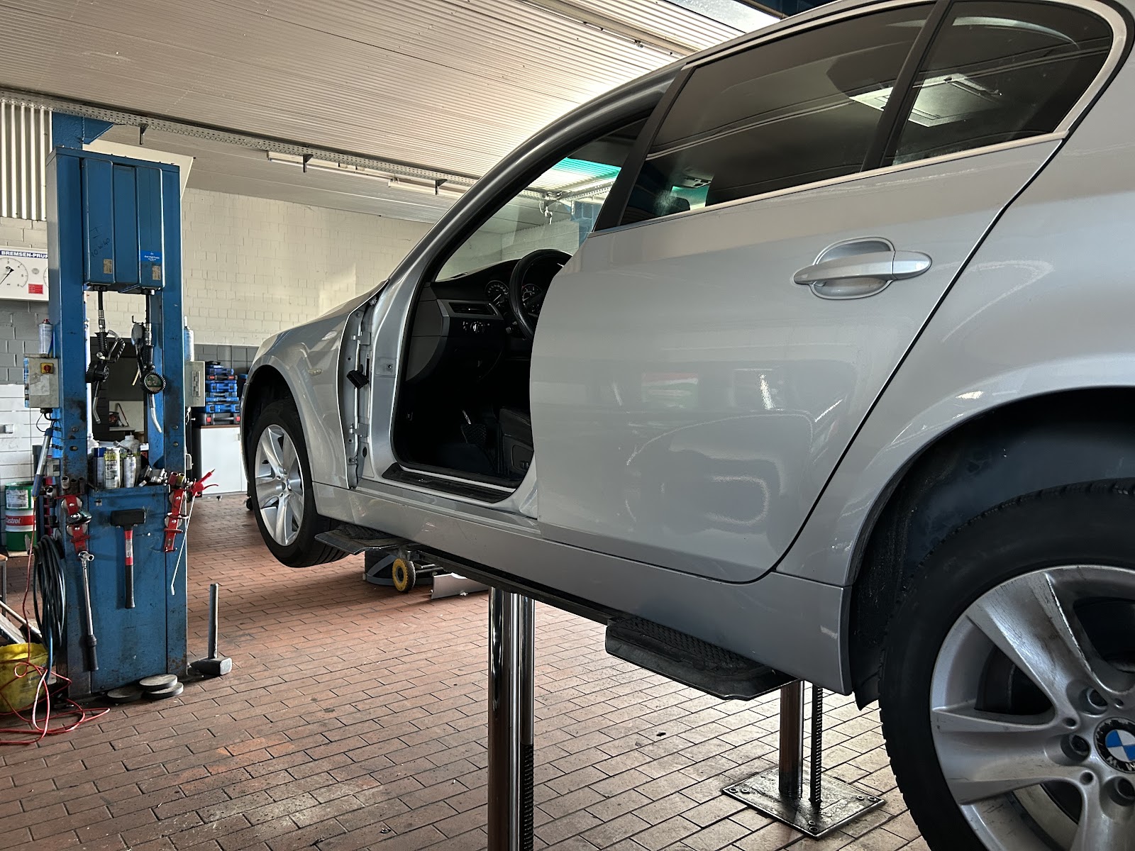 Fahrzeug auf der Hebebühne in der Werkstatt von Reifen Goldkaya