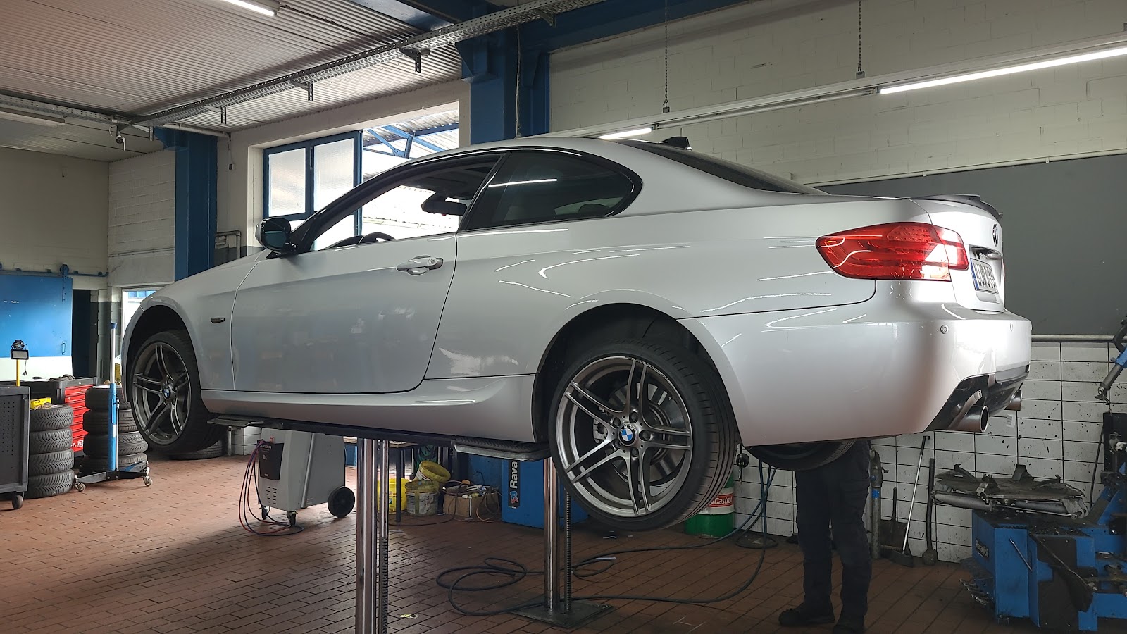 BMW auf der Hebebühne bei Reifen Goldkaya