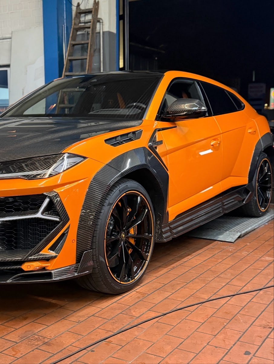Lamborghini Urus in der Werkstatt von Reifen Goldkaya